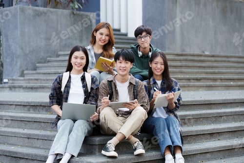 Visualização: Jovem estudante universitária asiática com amigos ao ar livre. Estudante universitário trabalhando na faculdade