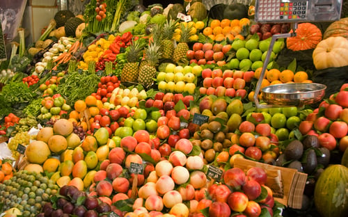 Preview: Vibrant Fruit and Vegetable Display at a Local Market