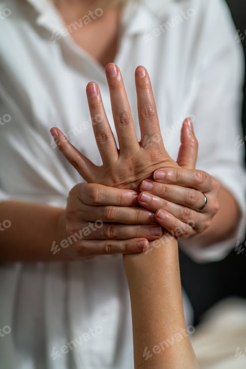 Preview: Hand massage for women helps relieve tension