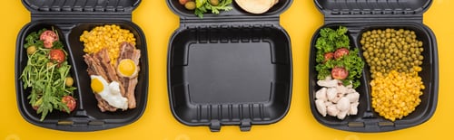 Vista previa: panoramic shot of eco packages with vegetables, meat, fried eggs and salads isolated on yellow