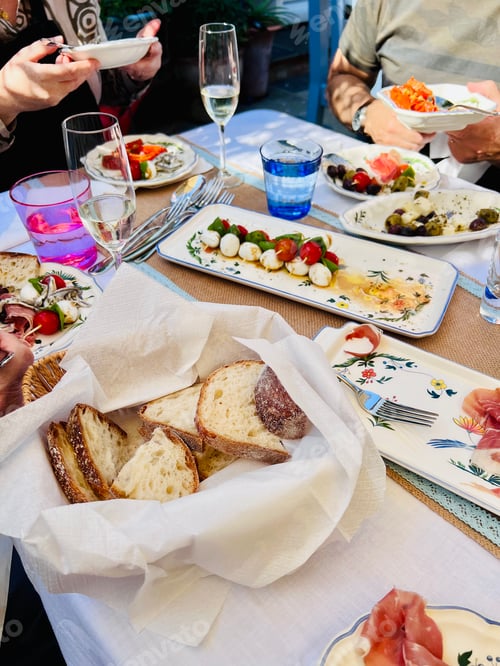 Preview: Dinning outdoors.