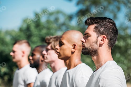 Aperçu: focalisation sélective des jeunes soldats multiraciaux sur le champ de tir
