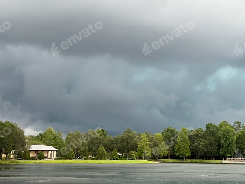 Preview: thunder storm clouds gathering on the horizon