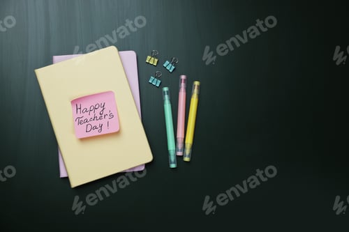 Visualização: Nota com a frase Feliz dia do professor e papel de carta sobre fundo verde, de forma plana. Espaço para texto