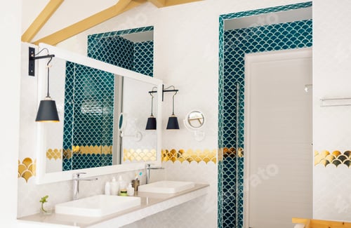 Visualização: A elegante casa de banho apresenta uma mistura de azulejos de escama de peixe azuis e brancos.