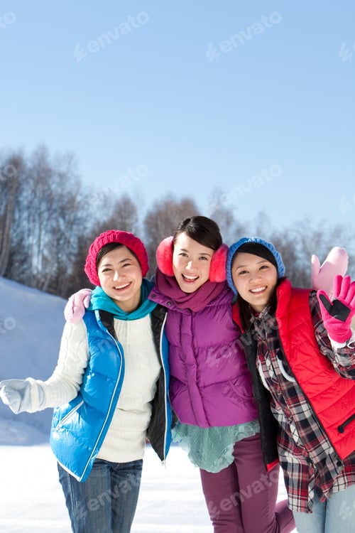 Preview: Happy young women in ski resort