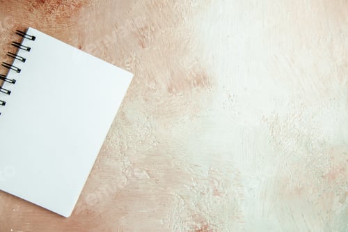 Visualização: vista superior bloco de notas aberto vazio sobre fundo branco claro caneta colorida de ano novo escola de fotos de natal