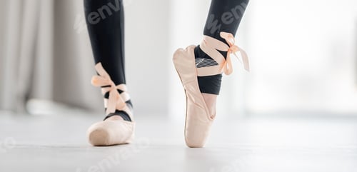 Preview: Ballerina legs in pointe shoes