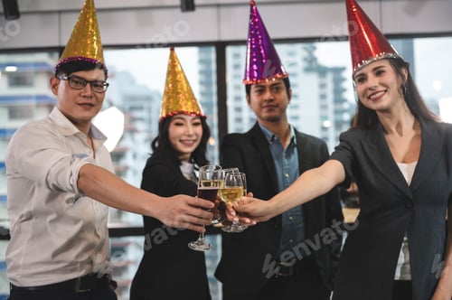 Visualização: empresário e parceiro de negócios: equipe de sucesso, feliz e divertida na festa de celebração do grupo