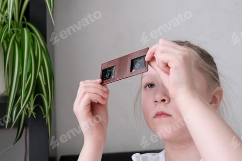 Preview: A child is watching slides through a slide show.