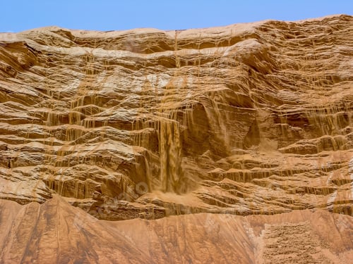 Preview: 'Waterfall' of Sand Near Dubai