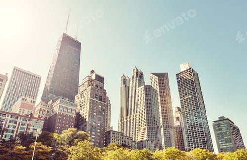 Preview: Chicago skyline against the sun, USA.