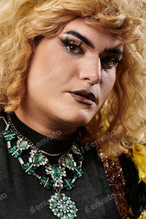 Preview: A Queen's Emerald Gaze