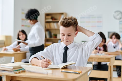 Visualização: Estudante estudando na escola primária