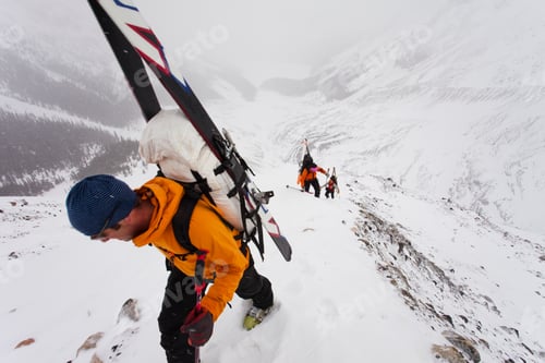 Aperçu: Three skiers ascending a ridge on the Wapta Traverse, Alberta, Canada.