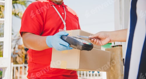 Preview: Male delivery workers wear sanitation faces and wear gloves, deliver goods or parcels