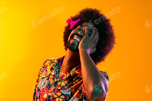 Vista previa: African man portrait in studio on colorful background
