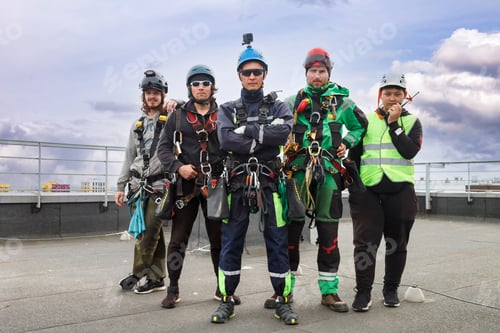 Preview: Industrial mountaineering workers in uniform on roof
