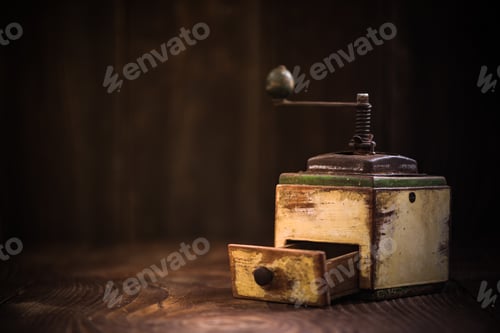 Preview: Toned image of vintage coffee grinder with roasted beans