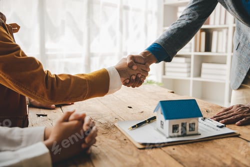 Preview: real estate agent Delivering sample homes to customers, mortgage loan contracts. Make a contract for