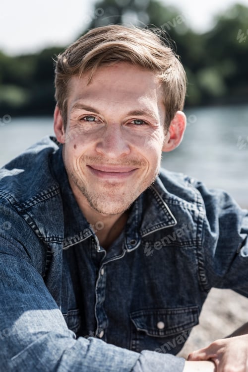 Preview: Portrait of a man sitting outdoors in summer