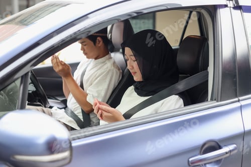 Preview: Muslim couple are praying dua