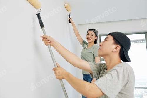 Preview: Female house painter