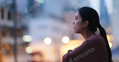 Preview: Woman look around in the city