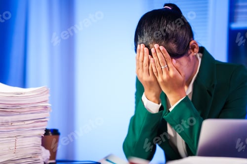 Preview: Asian business women often work late into the night, overwhelmed with stress, headaches, migraines