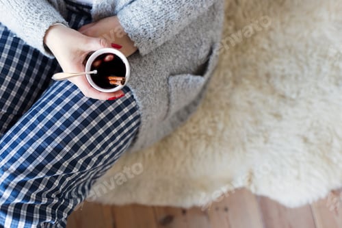 Preview: Woman holding cup with mulled wine