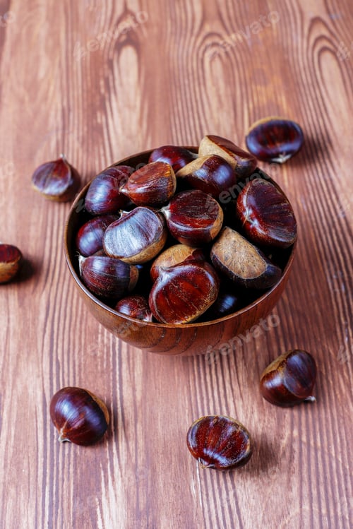 Preview: Fresh organic chestnuts.