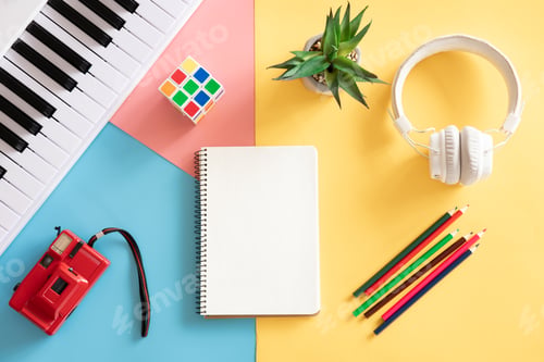 Preview: Blank notepad on colored background, creativity concept, flat lay, minimalism.