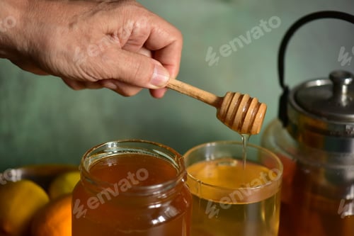 Visualização: Bule com chá, mel orgânico e palito de madeira