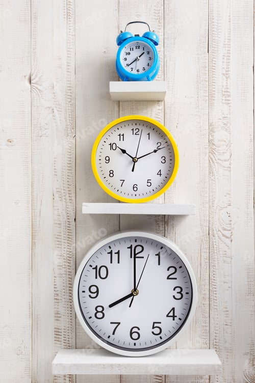 Preview: wall clock at wooden background