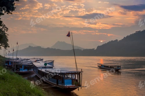 Preview: Sunset over Mekong River in Luang Prabang, Laos