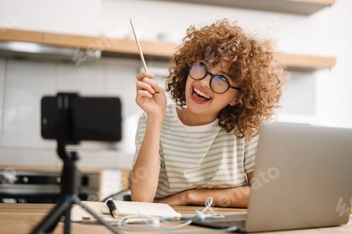 Preview: Young woman blogger, video recording