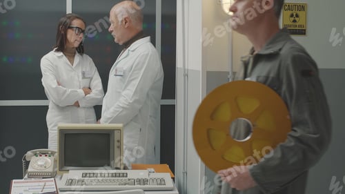 Preview: Scientific team working in the laboratory