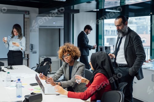 Visualização: Parceiros de negócios em reunião de brainstorming no escritório