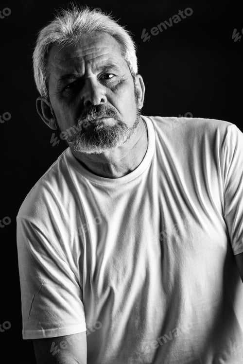 Vorschau: Ernster reifer Mann mit weißen Haaren und Bart