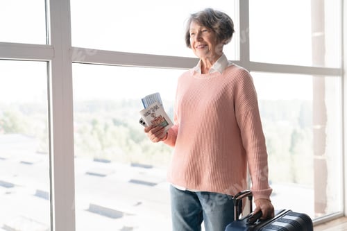 Visualização: Alegre idosa européia, idosa, viajante sênior com malas, malas, bagagem, bagagem