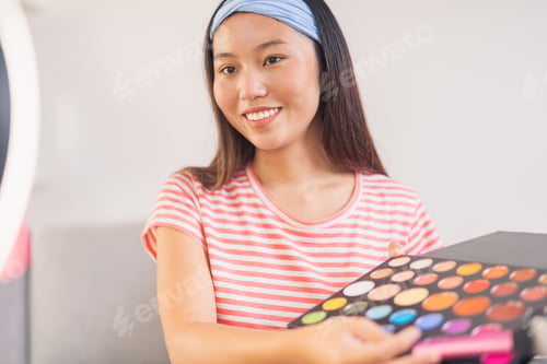 Preview: Young Asian woman, smiling for photos with her new eyeshadow palette