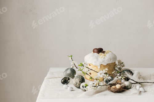 Preview: Happy Easter! Stylish easter eggs, homemade easter bread and spring flowers