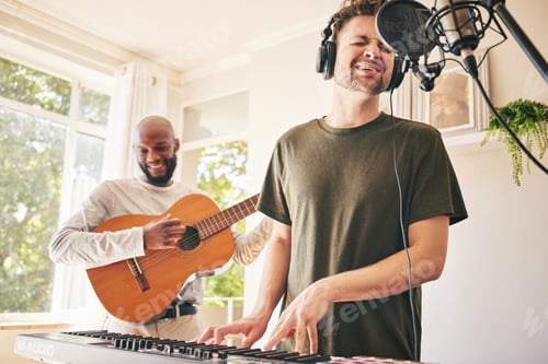 Visualização: Piano, microfone e amigos cantando juntos com violão no estúdio caseiro. Teclado elétrico, acous