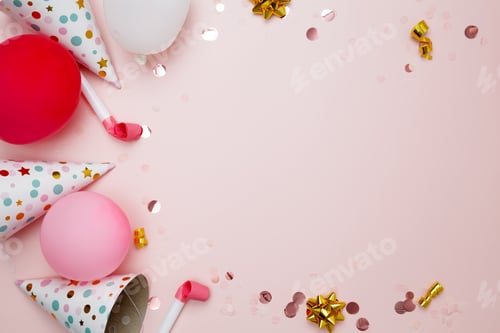 Visualização: Atributos de aniversário: balões coloridos, chapéus de festa, confetes. Conceito de celebrações festivas de aniversário