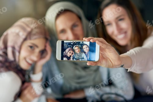 Preview: Coffee with the girls, but first a selfie