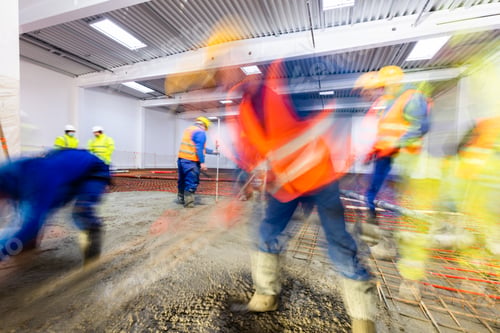 Preview: Workers do concrete screed on floor with heating in a new warehouse building