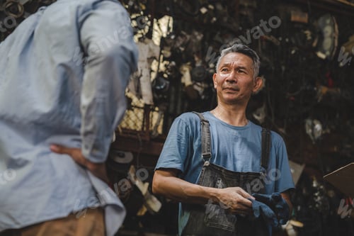 Preview: Concentrated technician and experienced car engine repair specialist, Confident man auto mechanic