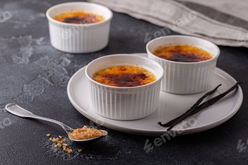 Preview: Creme brulee. French vanilla cream dessert with caramelised sugar.