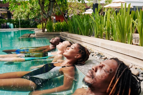 Preview: Summer vacation in swimming pool