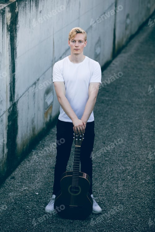 Preview: Young musician with guitar